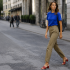 Кобальтово-синие футболки стали главным акцентом конца лета 2026 года
